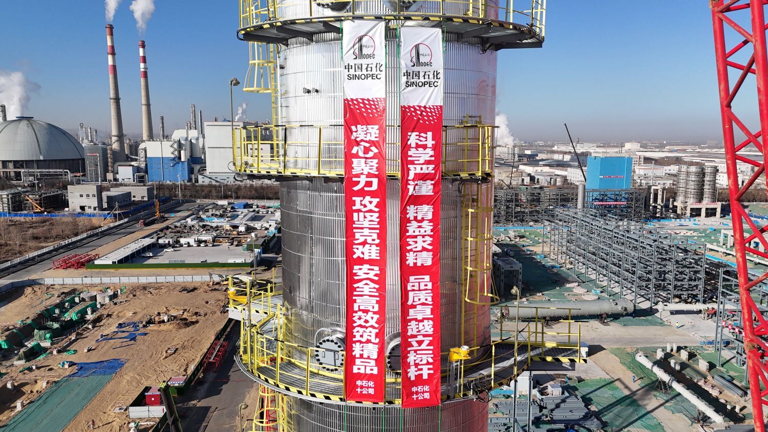 内蒙古荣信工程项目部首台大型塔器设备吊装成功