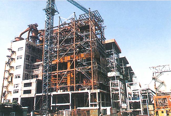 齐鲁热电 410 吨 / 小时锅炉机组 /65 兆瓦发电机 组（1998 年）