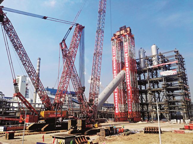 茂名石化渣油加氢装置浆态床反应器吊装（吊装重 量 2260 吨、直径 5 米、高 61.6 米，2019 年）