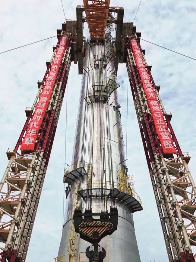 广东巨正源丙烷脱氢装置产品分离塔吊装（吊装重 量 2450 吨、直径 9.2 米、高 128 米，2018 年）