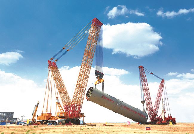 神华宁煤油品合成装置费托反应器下段吊装（吊装 重量 2040 吨、直径 9.68 米、高 54.4 米，2013 年）